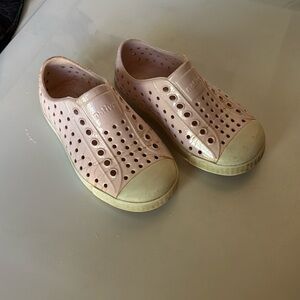 Native size 8 girls shoes - light pink